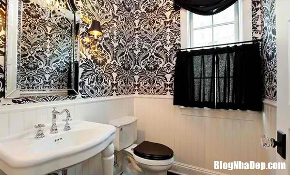 Cách trang trí giấy dán tường trắng & đen siêu sang cho phòng tắm
