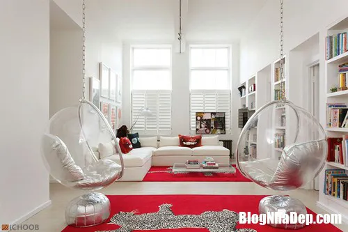 Những chiếc ghế treo bong bóng cực xinh tôn lên vẻ đẹp cho phòng khách