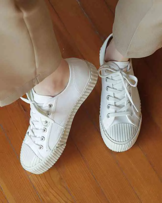 5 mẹo làm sạch giày sneaker màu trắng như mới bạn nên biết