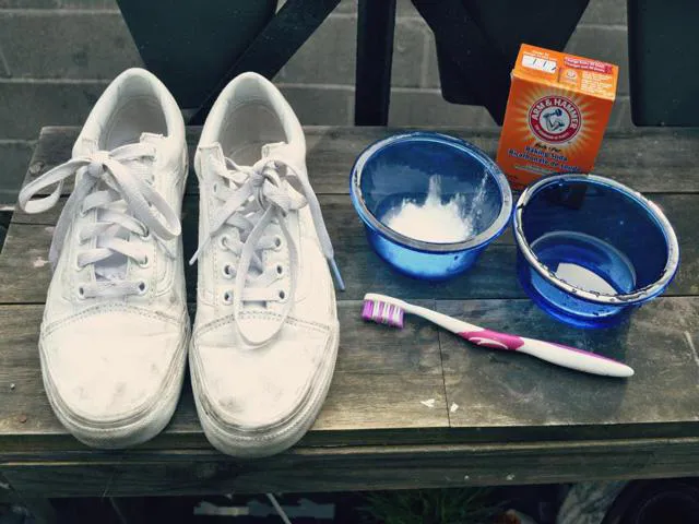 5 mẹo làm sạch giày sneaker màu trắng như mới bạn nên biết