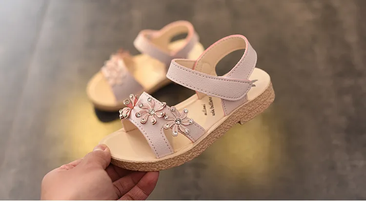 Bật Mí Một Số Tiêu Chí Khi Chọn Các Mẫu Giày Sandal Nữ Đẹp Cho Bé