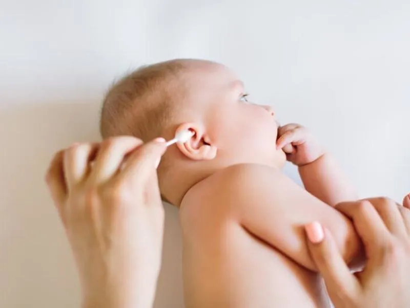 Cách vệ sinh tai cho trẻ sơ sinh an toàn, đúng cách