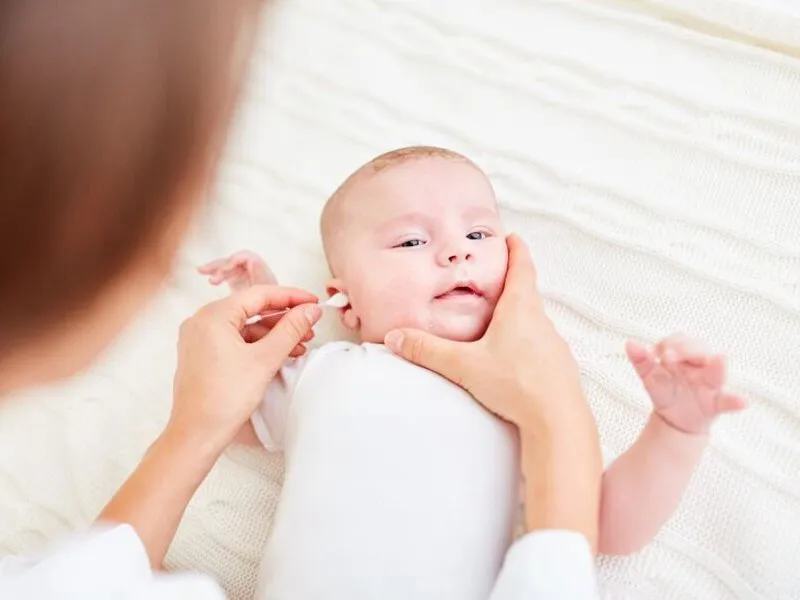 Cách vệ sinh tai cho trẻ sơ sinh an toàn, đúng cách