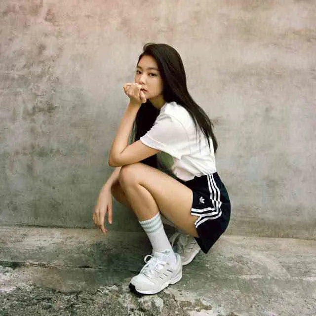 Đã con mắt ngắm street style của Jennie (BlackPink) trong trang phục của Adidas