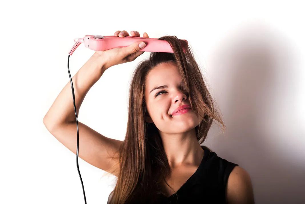 Học cách uốn tóc bằng máy duỗi để có một mái tóc bồng bềnh