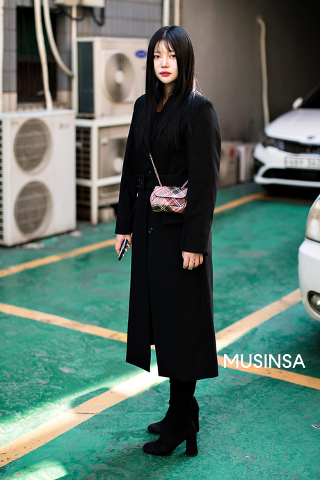 Ngắm streetstyle mùa đông của giới trẻ Hàn Quốc với gam màu đen chủ đạo
