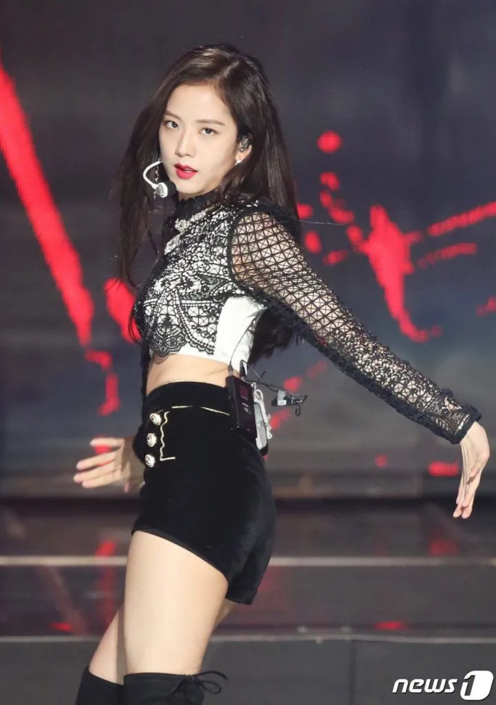 Phong cách thời trang Jisoo (Blackpink): Từ mờ nhạt đến mỹ nữ